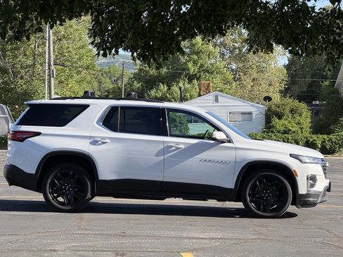 Used 2023 Chevrolet Traverse LT FWD image 4