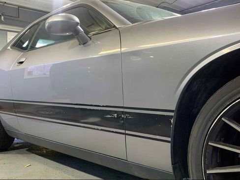 Used 2016 Dodge Challenger SXT image 2