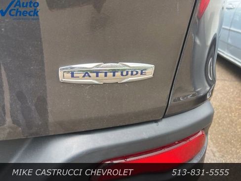 Used 2017 Jeep Cherokee Latitude w/ Cold Weather Group AWD/4WD image 6