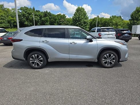 Used 2024 Toyota Highlander XLE FWD image 8