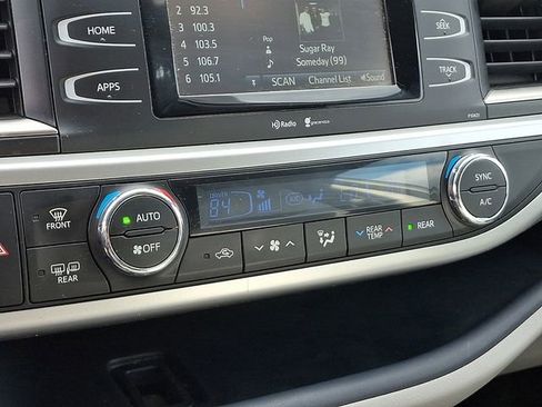 Used 2014 Toyota Highlander LE image 19