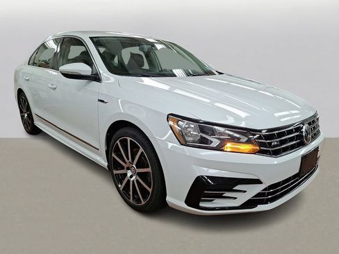 Used 2017 Volkswagen Passat 1.8T R-Line FWD image 3