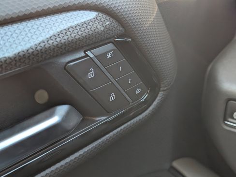 Used 2025 Chevrolet Silverado 1500 ZR2 w/ Technology Package image 6