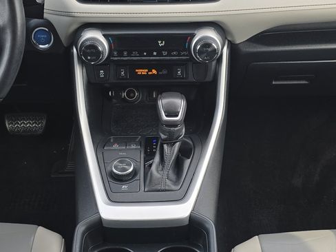 Used 2021 Toyota RAV4 XLE Premium image 25