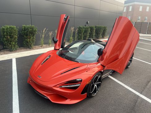 Used 2026 McLaren 750S Spider RWD image 9