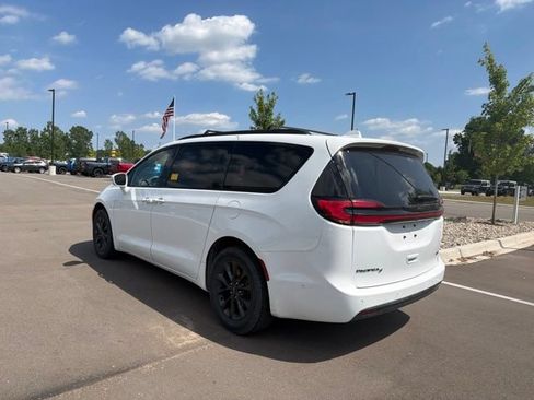 Used 2022 Chrysler Pacifica Touring-L w/ Uconnect Theater Family Group AWD/4WD image 3