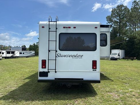 Used 2014 Ford E-450 and Econoline 450 Super Duty w/ Motorhome Prep Package RWD image 4