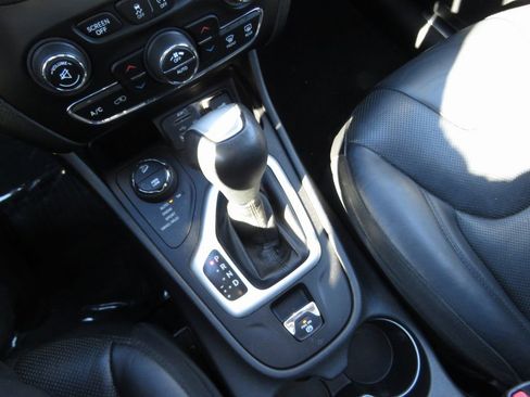 Used 2018 Jeep Cherokee Overland w/ Heavy Duty Protection Group image 25