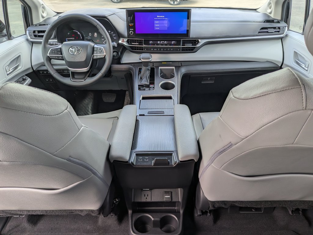 Used 2026 Toyota Sienna XLE FWD image 17