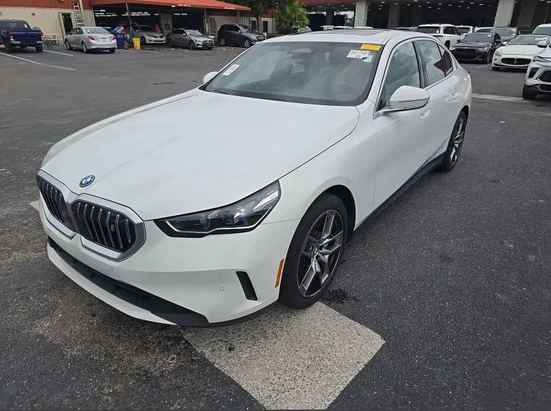 Used 2025 BMW i5 eDrive40i w/ Premium Package RWD image 3