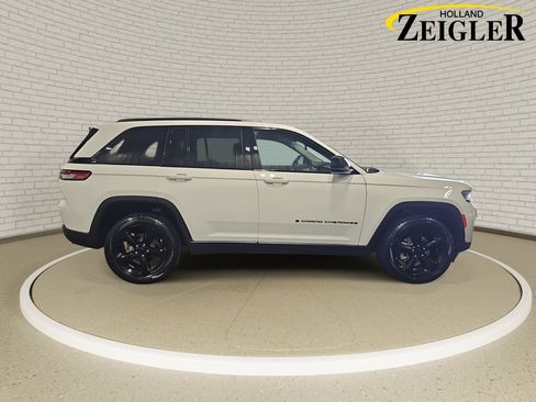 Used 2023 Jeep Grand Cherokee Limited w/ Black Appearance Package AWD/4WD image 4