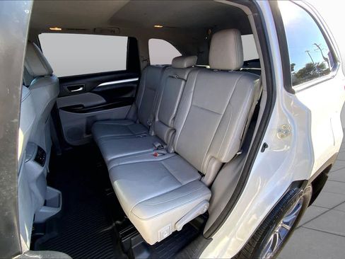 Used 2018 Toyota Highlander XLE w/ Carpet Mat Package (TMS) AWD/4WD image 21