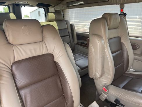 Used 2011 Chevrolet Express 2500 Extended RWD image 19