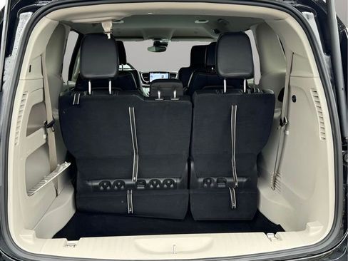 Certified 2023 Chrysler Pacifica Touring-L image 25