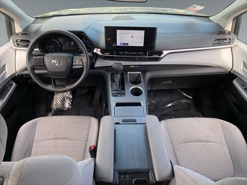 Certified 2025 Toyota Sienna LE FWD image 10