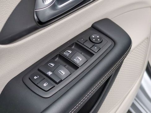 Used 2024 Chrysler Pacifica Touring-L image 13