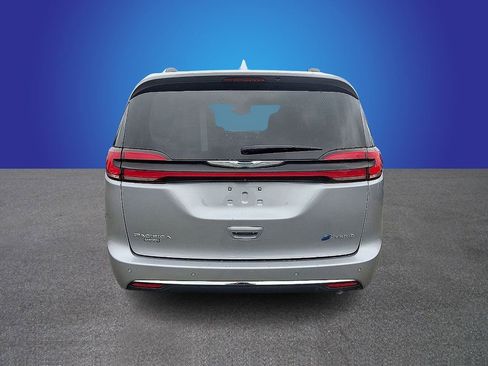 Used 2021 Chrysler Pacifica Limited w/ Premium & Safety Sphere Group FWD image 5
