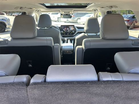 Certified 2022 Toyota Highlander Platinum image 17