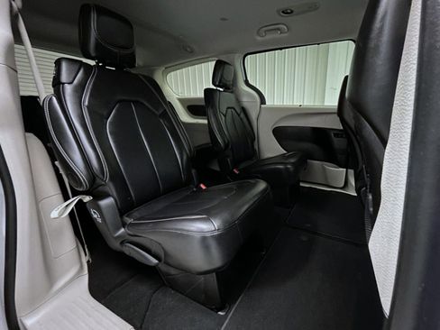 Used 2024 Chrysler Pacifica Touring-L FWD image 17