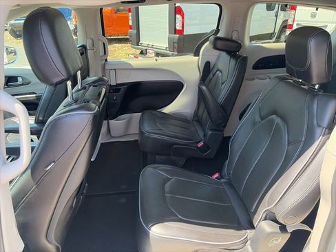 Used 2019 Chrysler Pacifica Limited w/ Tire & Wheel Group FWD image 10
