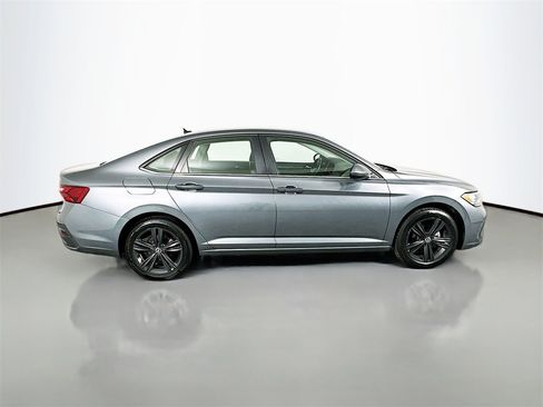 Used 2023 Volkswagen Jetta SE image 11