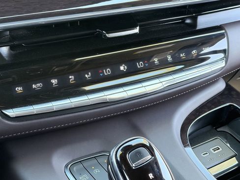 Certified 2023 Cadillac Escalade ESV Premium Luxury Platinum w/ LPO, Radiant Package AWD/4WD image 30