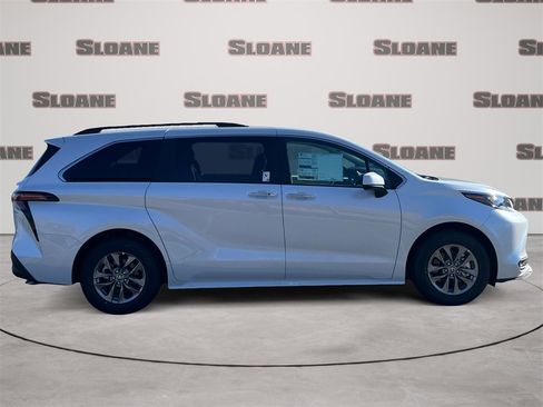 New 2026 Toyota Sienna XLE image 6