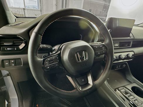 Used 2025 Honda Pilot TrailSport image 12