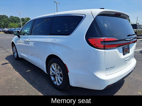Certified 2026 Chrysler Pacifica Limited FWD image 6