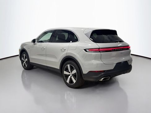 Certified 2025 Porsche Cayenne E-Hybrid AWD/4WD image 3