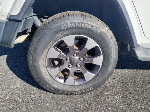 Used 2018 Jeep Wrangler Unlimited Sahara image 9