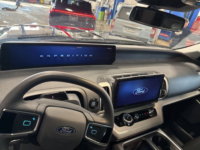 Used 2025 Ford Expedition Active AWD/4WD image 14