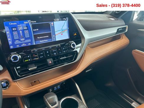 Used 2022 Toyota Highlander Platinum AWD/4WD image 16