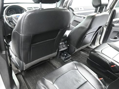 Used 2017 Ford Explorer XLT w/ Equipment Group 202A AWD/4WD image 28
