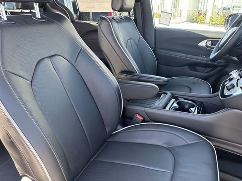 New 2026 Chrysler Pacifica Limited image 11