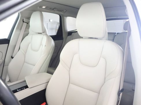 Used 2023 Volvo XC60 B5 Plus AWD/4WD image 27