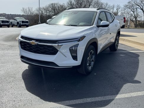 New 2026 Chevrolet Trax LT image 2