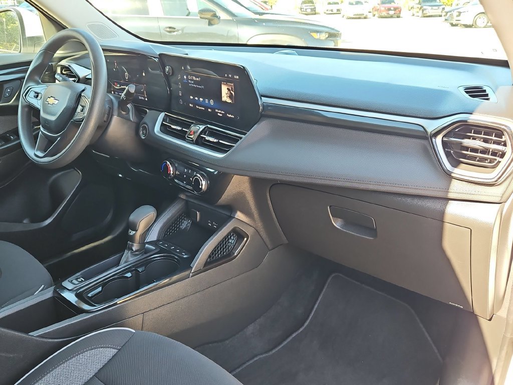 Used 2025 Chevrolet TrailBlazer LT AWD/4WD image 32