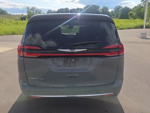 Used 2023 Chrysler Pacifica Touring-L FWD image 4