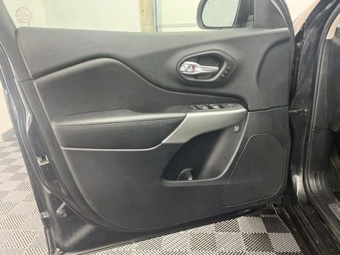 Used 2016 Jeep Cherokee Overland AWD/4WD image 10