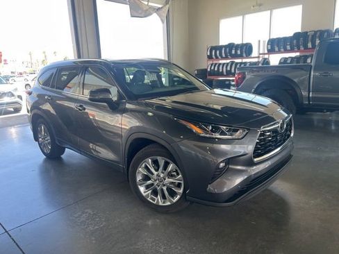 Used 2023 Toyota Highlander Limited AWD/4WD image 2