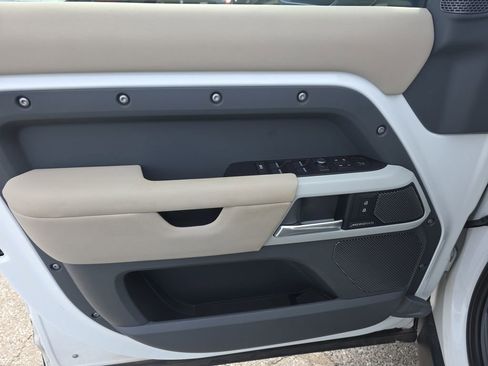 Used 2020 Land Rover Defender 110 SE image 19