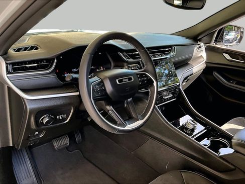 Used 2023 Jeep Grand Cherokee Altitude RWD image 18
