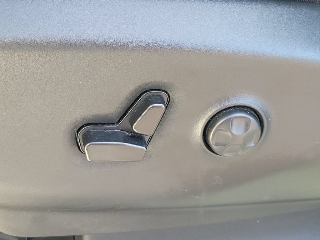 Used 2024 Chrysler Pacifica Limited FWD image 17