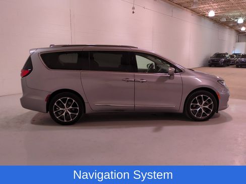 Used 2021 Chrysler Pacifica Limited AWD/4WD image 2