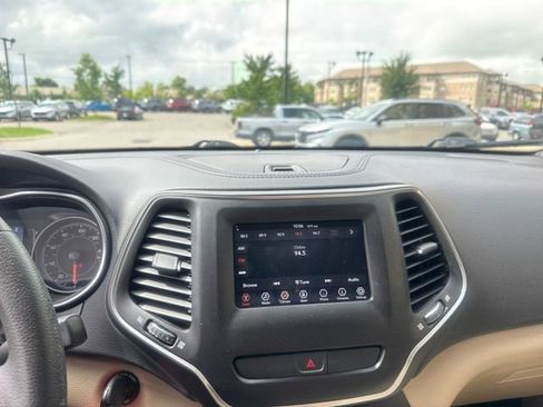 Used 2019 Jeep Cherokee Latitude w/ Popular Appearance Group FWD image 14