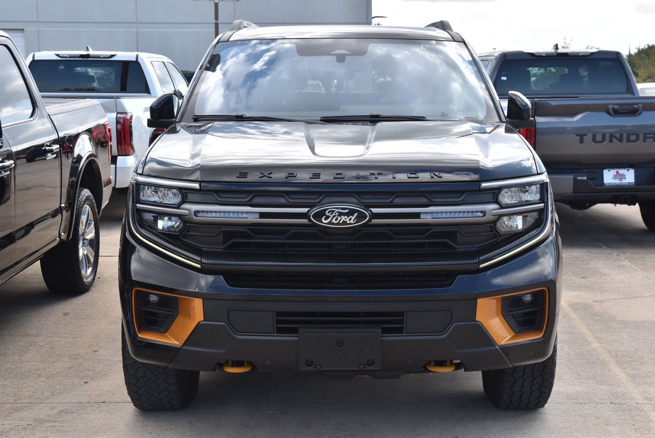 Used 2025 Ford Expedition Tremor AWD/4WD image 3