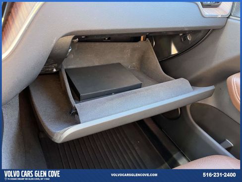 Used 2022 Volvo XC60 B5 Momentum w/ Climate Package image 33