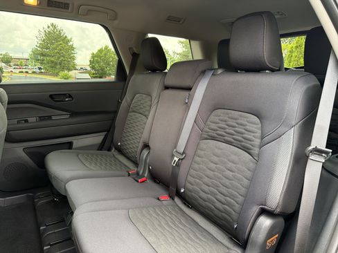 Used 2025 Nissan Pathfinder S AWD/4WD image 8