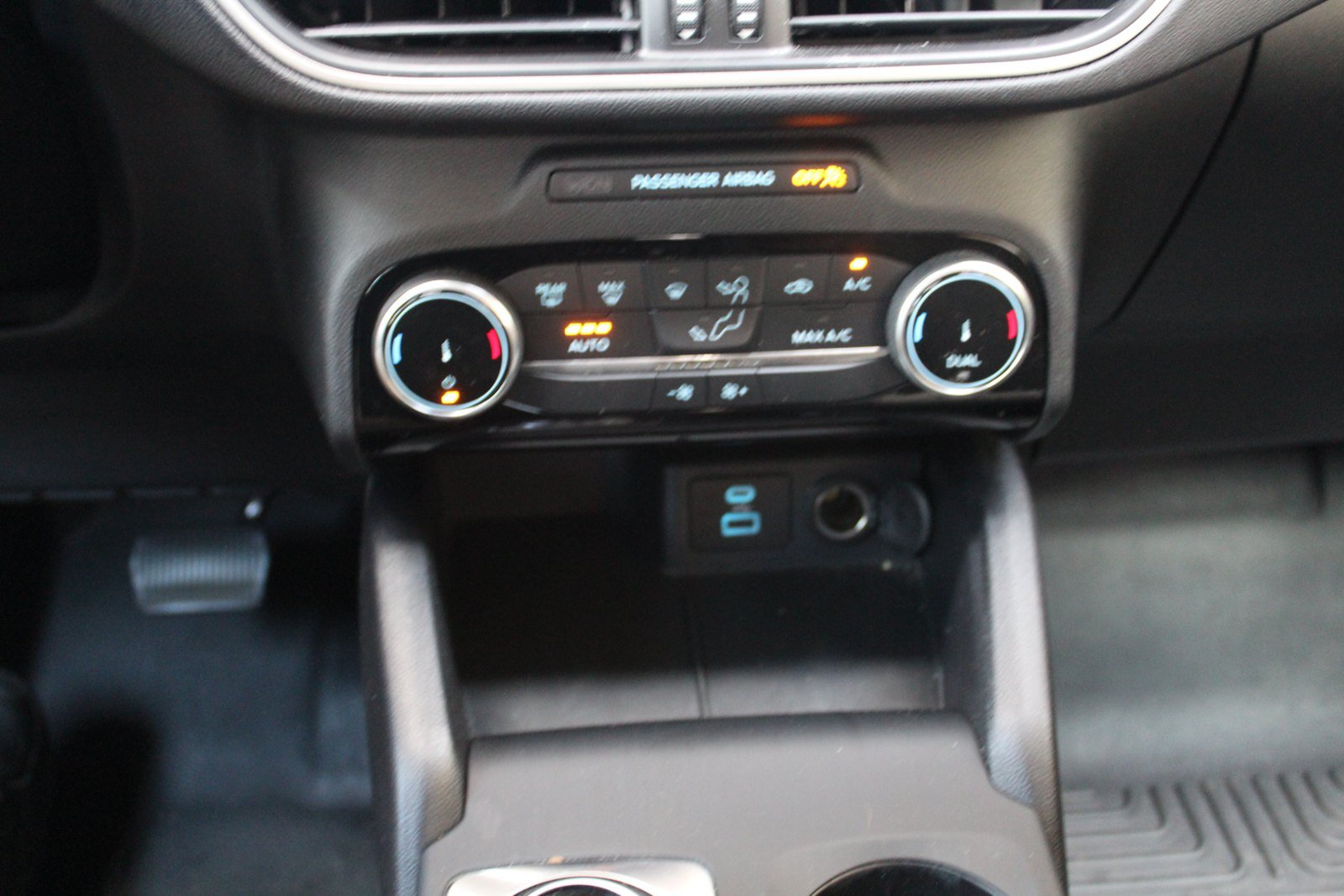 Used 2022 Ford Escape SE w/ SE Sport Appearance Package FWD image 11